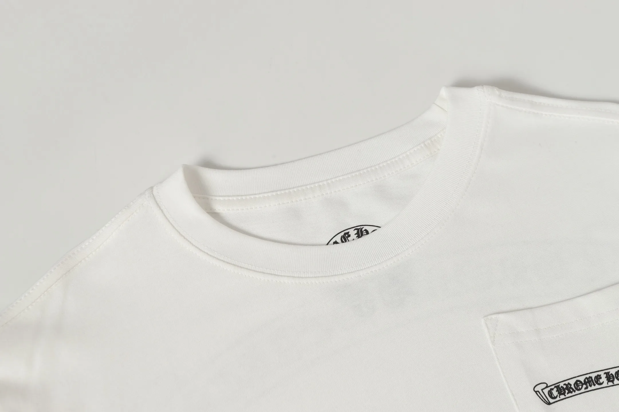 P150 Cross-border model, please do not place an order if you are looking for quality -Chrome Hearts/Chrome Hearts Sanskrit printed popular long-sleeved T-shirt -High weight, high density and high quality. The wool is soft, delicate and skin-friendly. Soft and silky to the touch. Excellent warmth and skin-friendly properties. -Customized weaving and dyeing, no color difference, regardless of fabric or workmanship details. Comparing the ordinary version on the market -Colour: black white -Size: S M L XL